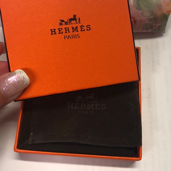 1HR sale⭐️Hermes (red) H pop lacquer earrings - Picture 7 of 8